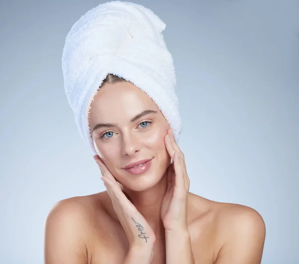 Soft Touch Studio Portrait Attractive Young Woman Posing Towel Her —  Fotos de Stock