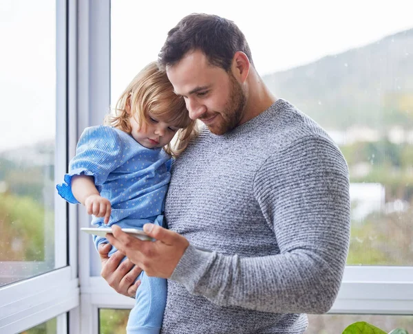Chceš Použít Mladý Otec Používající Digitální Tablet Svou Dcerou Doma — Stock fotografie