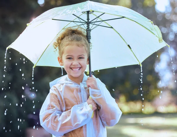 Найкраща Погода Маленька Дівчинка Грайливо Стоїть Під Дощем Тримає Свою — стокове фото