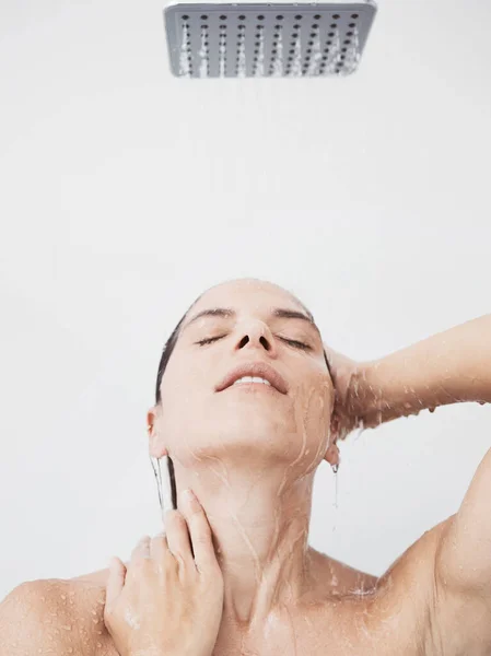 Hot Shower Always Brings Peace Beautiful Young Woman Taking Shower — Foto Stock