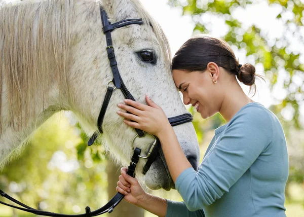 She Enjoys Spending Time Her Horse Attractive Young Woman Standing — Stockfoto