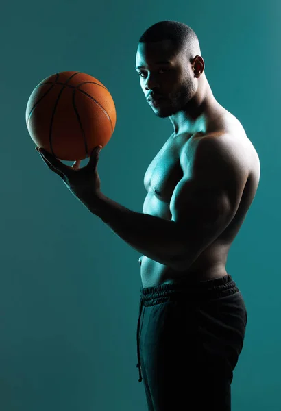 Çemberde Görüşürüz Yeşil Arka Planda Basketbol Oynayan Kaslı Bir Gencin — Stok fotoğraf