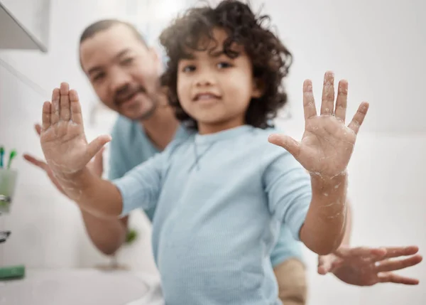 Her Şey Temizlendi Banyoda Babasıyla Birlikte Dururken Sabunlu Ellerini Kaldıran — Stok fotoğraf