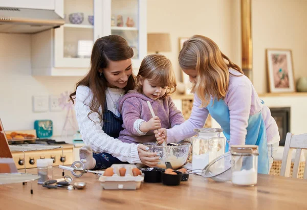 Saturdays Baking Family Young Mother Baking Her Daughters — Φωτογραφία Αρχείου