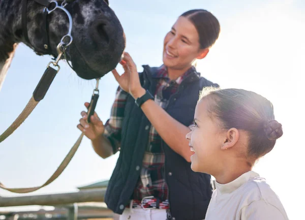 See Hes Friendly Attractive Young Woman Her Daughter Petting Horse — Stockfoto