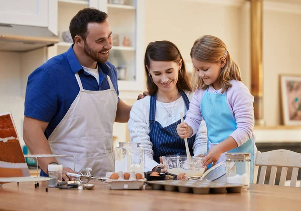 One Step Closer Dessert Family Baking Together While Little Girl — 图库照片