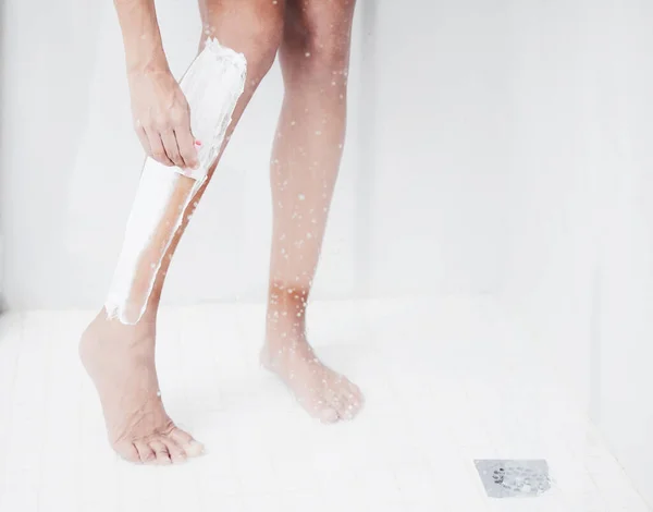 Smoothest Legs Youve Ever Felt Woman Shaving Her Legs Shower — Stock fotografie