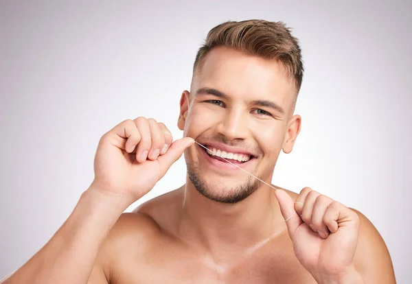 Its Easy Flossing Studio Shot Young Man Flossing His Teeth — стоковое фото