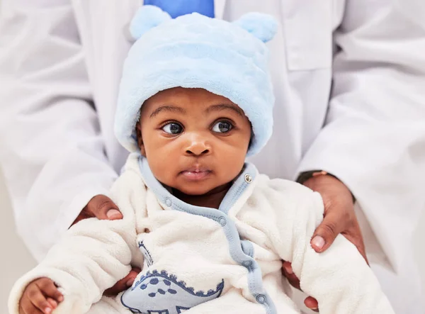 Every Child Deserves Best Heaalthcare Little Baby Checkup Doctor Clinic — Stock Photo, Image