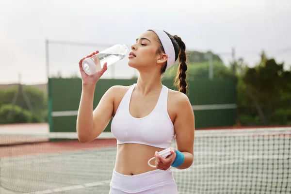 Playing Tennis Makes Thirsty Beautiful Young Woman Drinking Bottle Water — 스톡 사진