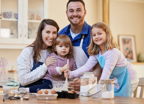 Spending Quality Time Family Family Baking Together While Little Girl — Stock Photo, Image