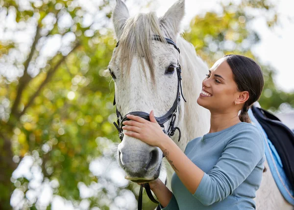 Some Horses Test You Some Teach You Attractive Young Woman — Stockfoto