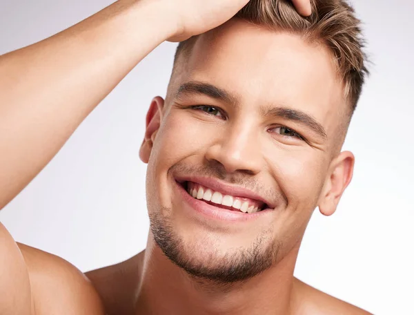 Happy Handsome Young Man Standing Grey Background — Φωτογραφία Αρχείου