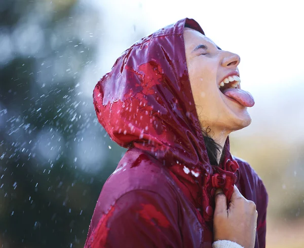Yağmurda Kaygısız Genç Bir Kadın Dışarıda Yağmuru Hissetmek Için Dilini — Stok fotoğraf