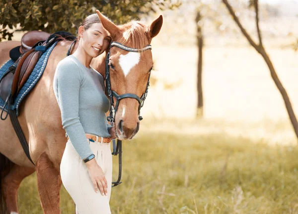 Horse Doesnt Care How Much You Know Attractive Young Woman — Fotografia de Stock