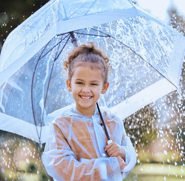 Завжди Вирішувати Розважитися Маленька Дівчинка Грайливо Стоїть Під Дощем Тримає — стокове фото