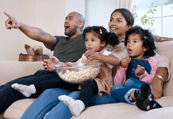 Look Its Start Now Happy Family Eating Popcorn While Watching — Foto Stock