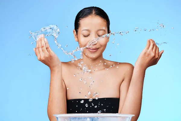 You Recklessly Beautiful Young Woman Splashing Water Her Face Blue — 图库照片