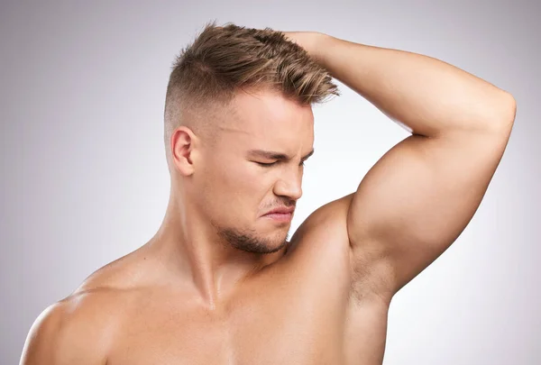 Need Smelling Fresh Young Man Smelling His Armpit Grey Background — Stock Photo, Image