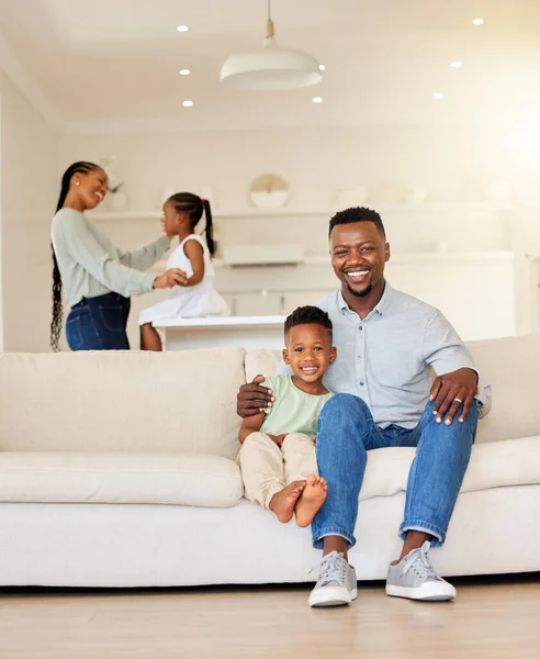 Portrait Happy African American Family Relaxing Bonding Spending Free Time — Foto de Stock