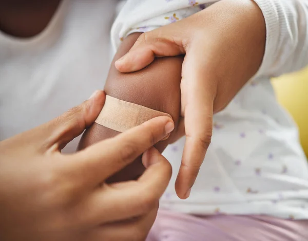 Well Just Apply Unrecognizable Mother Applying Bandaid Her Daughters Arm — 스톡 사진