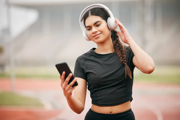 How Right Playlist Athletic Young Woman Holding Her Cellphone While — Zdjęcie stockowe