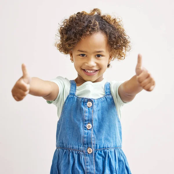 Gets Thumbs Adorable Little Girl Standing Alone Showing Thumbs — Φωτογραφία Αρχείου