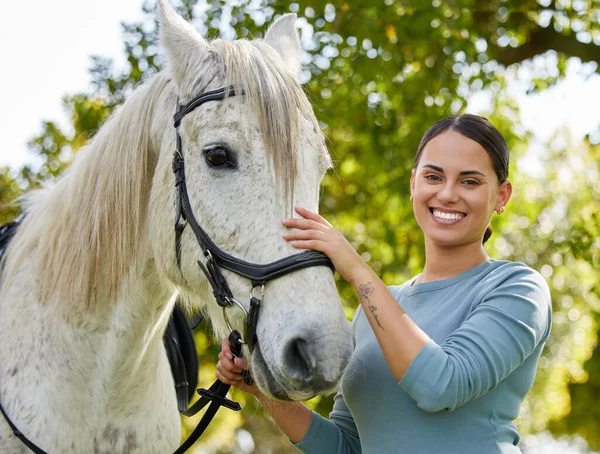 Keeping Her Horses Coat Clean Attractive Young Woman Standing Her — Stock fotografie