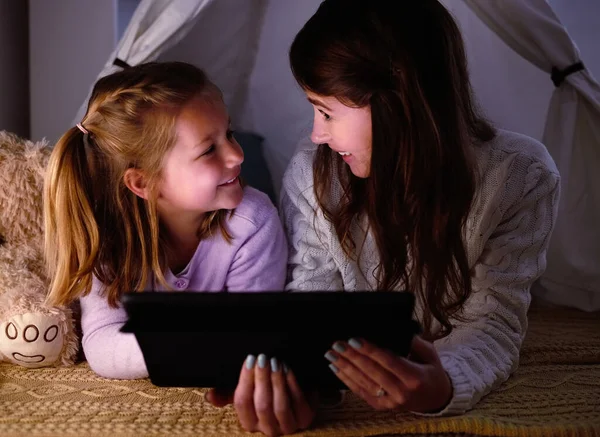Should One More Bedtime Little Girl Her Mother Watching Something — Foto Stock