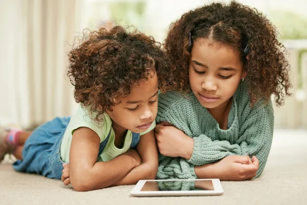 Zoveel Naar Kijken Twee Zussen Die Thuis Een Digitale Tablet — Stockfoto