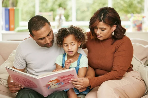 Yapımı Mutluluk Evde Kitap Okuyan Genç Bir Aile — Stok fotoğraf