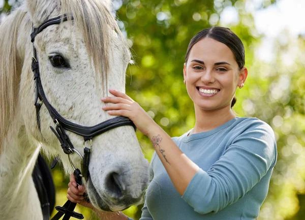 Pampering Her Horse Attractive Young Woman Standing Her Horse Forest — Stockfoto