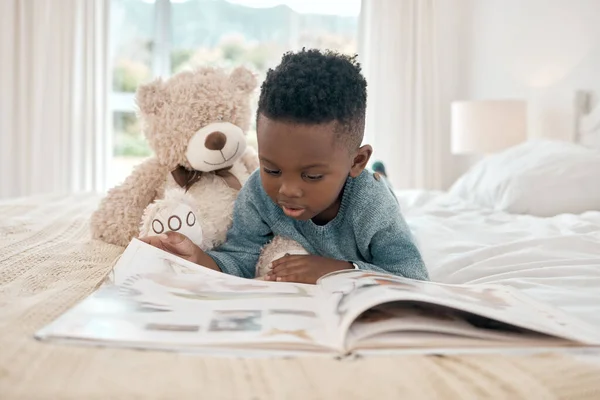 Broadening His Imagination Full Length Shot Adorable Little Boy Reading — Zdjęcie stockowe