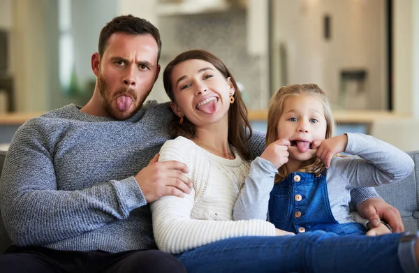 Were Goofy Bunch Young Famiily Making Funny Faces Couch Home — Stock fotografie