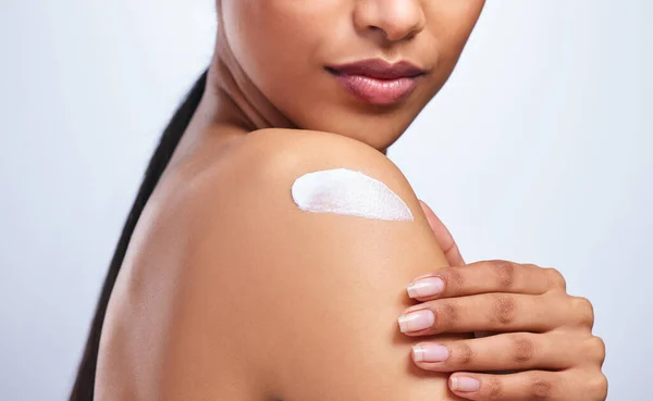 Lotion Potion Unrecognizable Woman Applying Moisturiser Her Shoulder Grey Background — Fotografia de Stock