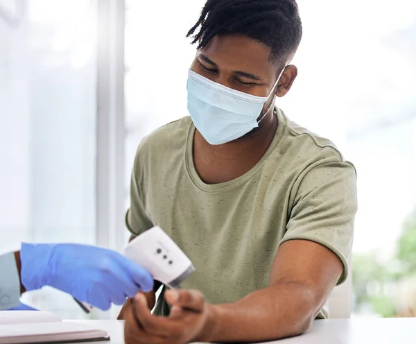 Taking His Temperature Handsome Young Male Patient Having His Temperature — Stockfoto