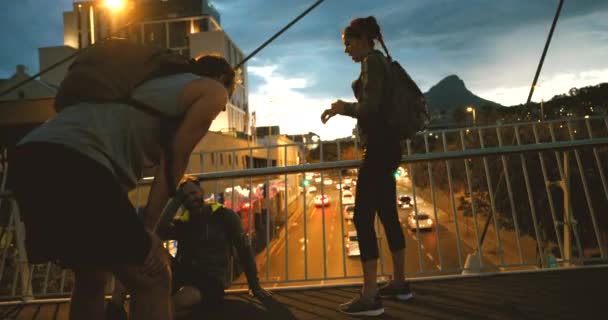 Fit Sporty Friends Celebrate High Five Finishing Workout Run Urban — Αρχείο Βίντεο