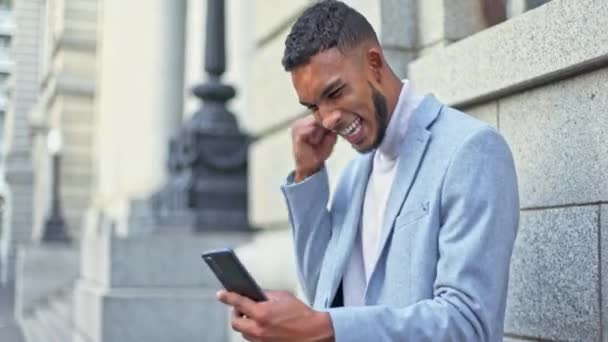 Excited Overjoyed Successful Businessman Celebrating Win Mobile Phone Young Entrepreneur — Vídeo de Stock