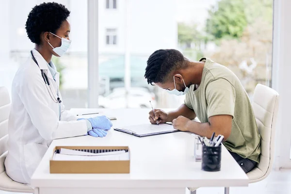 Filling Out Some Paperwork Handsome Young Male Patient Filling Out — Foto Stock