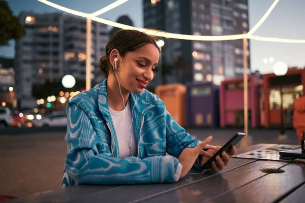 Happy Trendy Woman Browsing Phone While Wearing Earphones Listening Music — Φωτογραφία Αρχείου