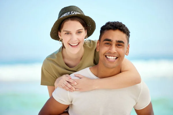 Summer Loving Young Couple Enjoying Day Beach — Fotografia de Stock