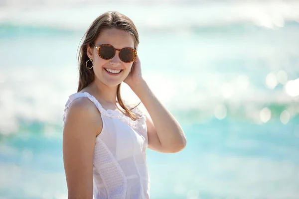 Who Doesnt Love Summer Time Young Woman Enjoying Day Beach — Fotografia de Stock