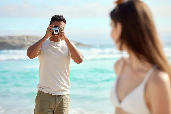 Make Memories Everywhere Young Man Taking Pictures His Girlfriend Beach — ストック写真