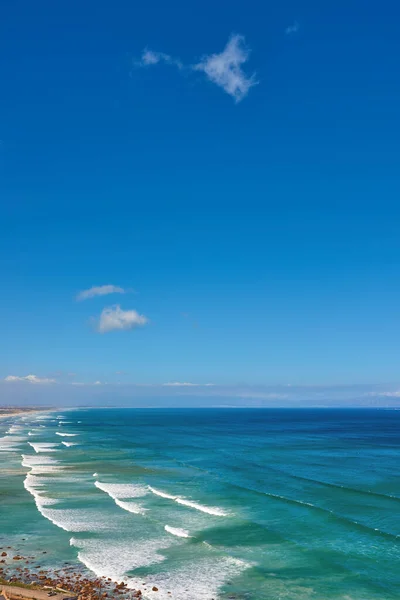 Beautiful Relaxing View Ocean Beach Cloudy Blue Sky Copy Space — 图库照片