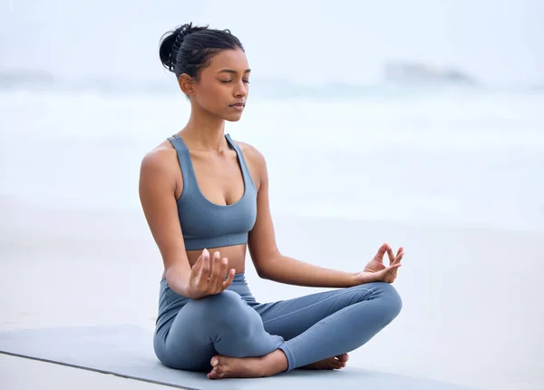 Its Inner Peace Full Length Shot Attractive Young Woman Meditating — Stock Fotó