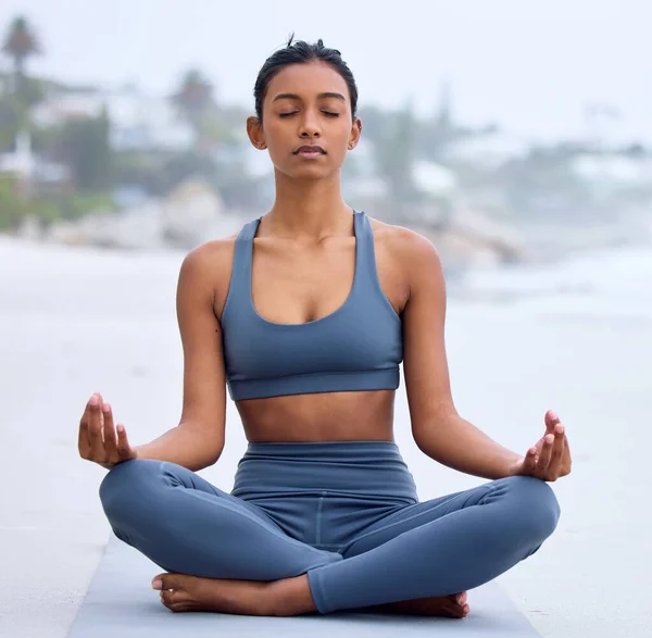 Inner Peace Key Full Length Shot Attractive Young Woman Meditating — Stok Foto