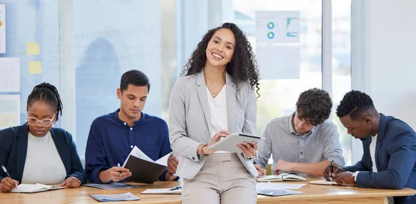 Leader Should Always Stay Prepared Portrait Young Businesswoman Using Digital — Stockfoto