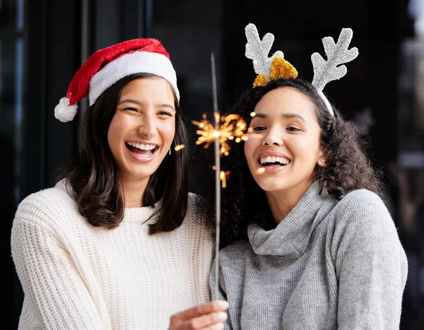 Christmas Day Holds All Time Together Two Friends Using Sparkle — Stok fotoğraf