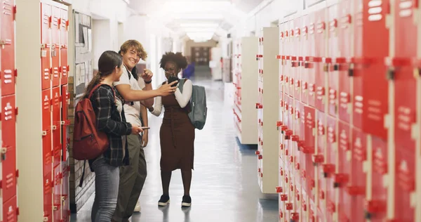 Friends Make School Extra Fun Group Teenagers Using Smartphone Corridor — Fotografia de Stock