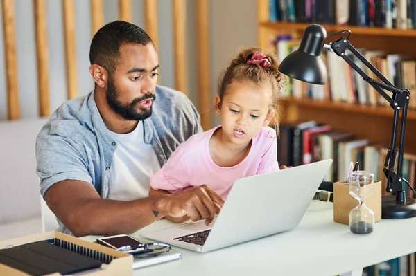 What You Think Young Father Showing His Daughter His Work — Foto Stock